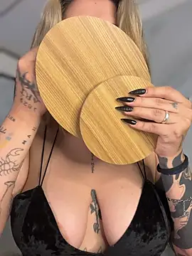 CarolQueen1  online show from March 28, 1:01 pm