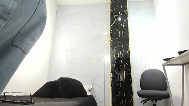 Valentin Lux online show from April 7, 3:30 am