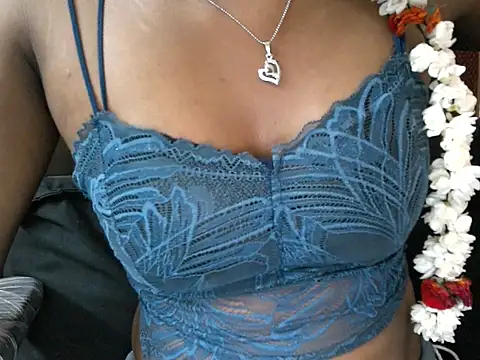 Couplehot00 online show from April 13, 7:12 am