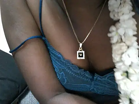 Couplehot00 online show from March 20, 7:31 am