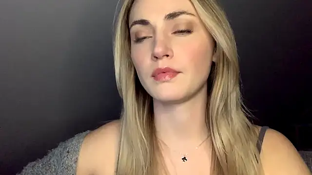 ScarlettSensitive online show from April 22, 8:04 pm