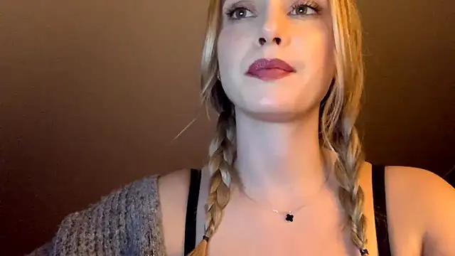 ScarlettSensitive online show from April 16, 9:39 pm