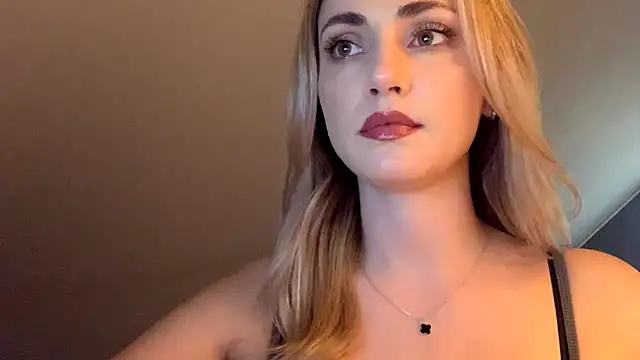 ScarlettSensitive online show from April 15, 2:10 pm