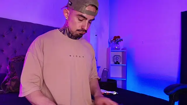 Dallas Whitee online show from April 25, 8:06 pm