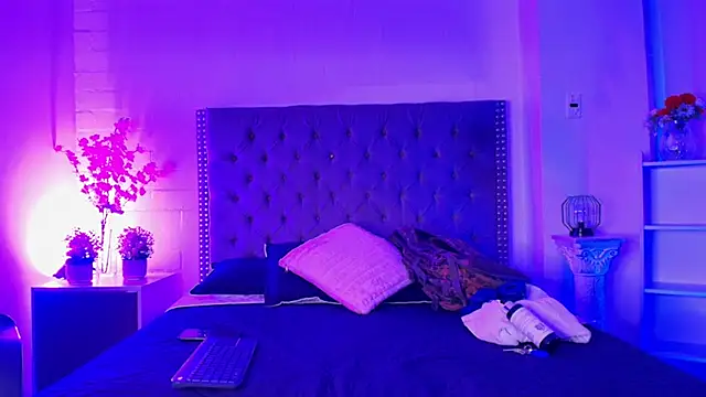 Dallas Whitee online show from April 23, 7:37 pm