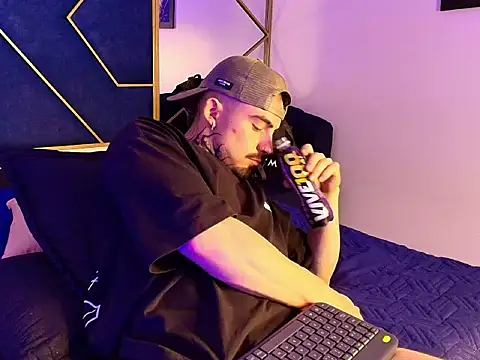 Dallas Whitee online show from March 19, 6:52 pm