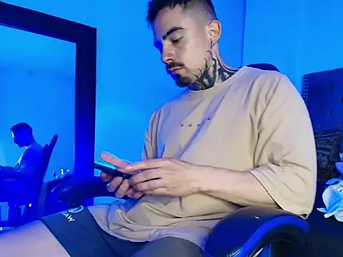 Dallas Whitee online show from April 4, 7:42 pm