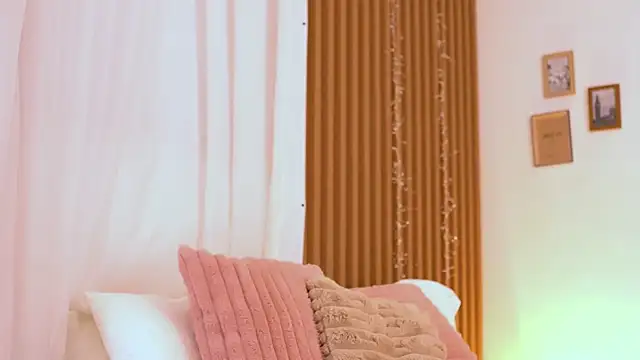 MissClaraJewel online show from April 14, 4:17 am