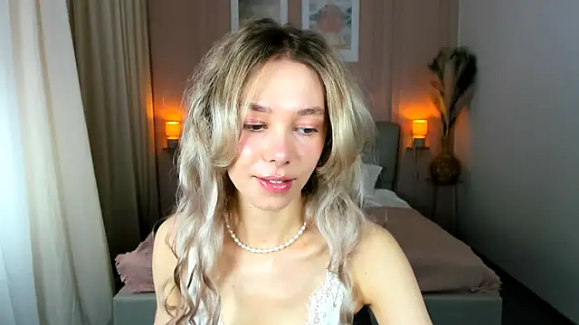LuluAlis online show from May 4, 1:03 pm