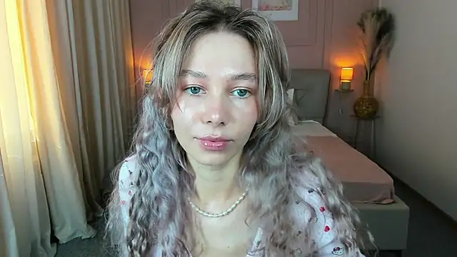 LuluAlis online show from March 14, 1:50 pm