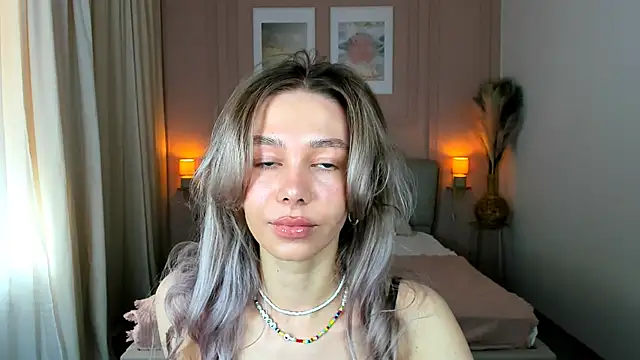 LuluAlis online show from April 19, 1:01 pm