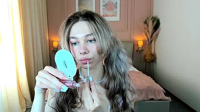LuluAlis online show from May 1, 1:49 pm
