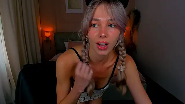LuluAlis online show from June 12, 2:04 pm