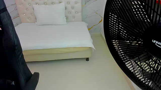 Snapshot of Sofia_echeverri chatting on April 18, 12:29 pm Sofia echeverri online show from April 18, 12:29 pm