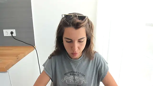 summmmersky1 online show from June 12, 12:58 pm