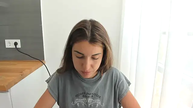 summmmersky1 online show from June 4, 1:27 pm