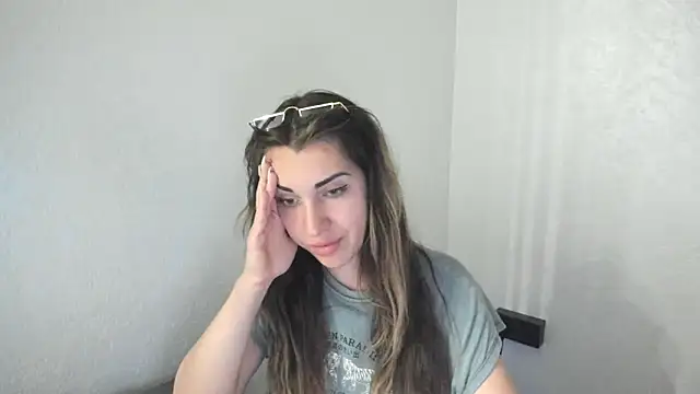 summmmersky1 online show from April 14, 5:29 pm