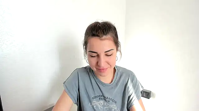 summmmersky1 online show from April 14, 5:23 am