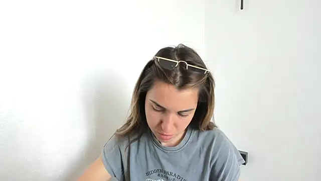 summmmersky1 online show from April 22, 7:26 am