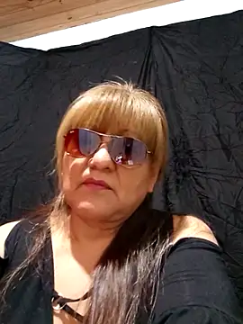 luanacurvy online show from April 22, 10:05 pm