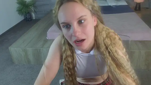 Snapshot of IceBlueBabe chatting on June 1, 7:35 pm IceBlueBabe online show from June 1, 7:35 pm