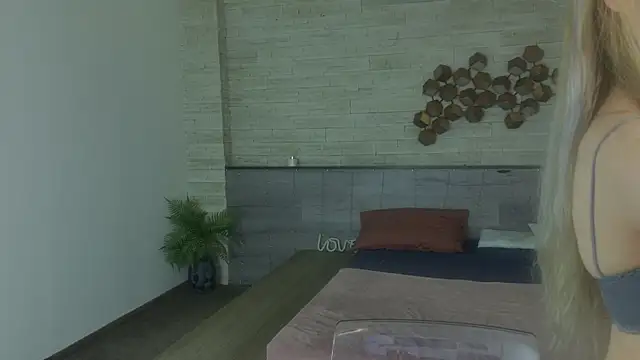 Snapshot of IceBlueBabe chatting on June 4, 7:29 pm IceBlueBabe online show from June 4, 7:29 pm