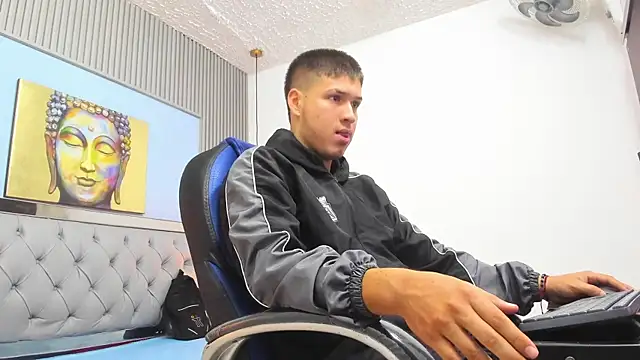 AlessandroFranco online show from June 17, 1:43 pm