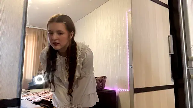 LynHaller online show from March 10, 6:50 am