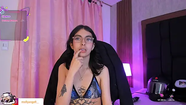 Snapshot of Molly_A chatting on April 16, 9:39 pm Molly A online show from April 16, 9:39 pm