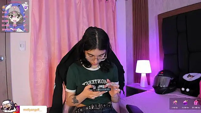 Snapshot of Molly_A chatting on April 6, 3:02 pm Molly A online show from April 6, 3:02 pm