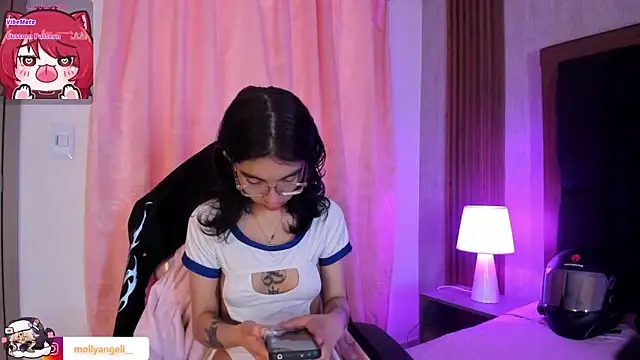 Snapshot of Molly_A chatting on April 9, 2:34 pm Molly A online show from April 9, 2:34 pm