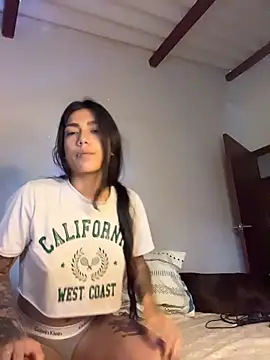 Twoshotsparty420 online show from April 13, 2:43 pm