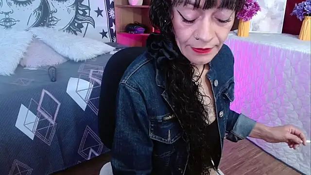  Alexandra Jones online show from May 31, 2:17 am