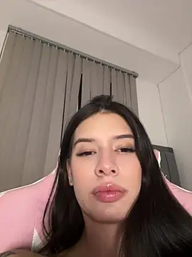 Snapshot of Valen_Gia chatting on March 12, 1:33 am Valen Gia online show from March 12, 1:33 am