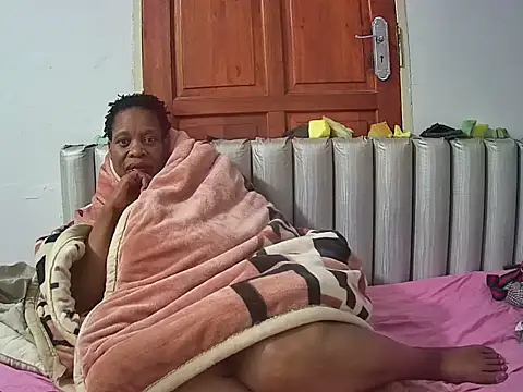 JoycyQueen online show from March 31, 5:20 am