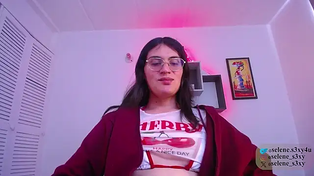 Snapshot of selene_cutie chatting on April 10, 5:42 pm selene cutie online show from April 10, 5:42 pm