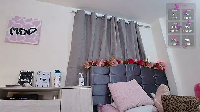 Snapshot of Isabella_Roses_ chatting on July 17, 11:46 pm Isabella Roses online show from July 17, 11:46 pm