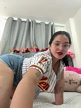 Snapshot of Isabella_Roses_ chatting on July 6, 1:45 am Isabella Roses online show from July 6, 1:45 am
