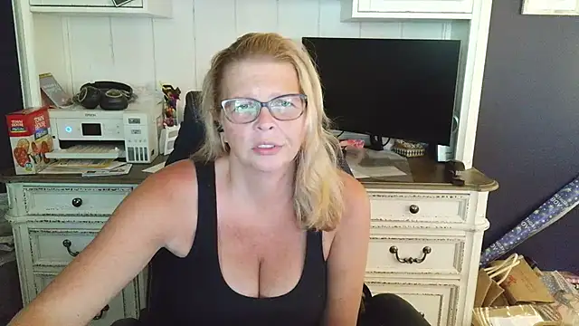 Snapshot of Stickywethoney chatting on June 15, 2:06 pm Stickywethoney online show from June 15, 2:06 pm