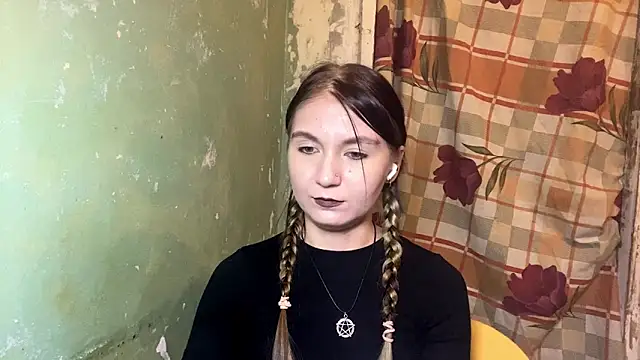 Lollybomb online show from April 10, 8:05 pm