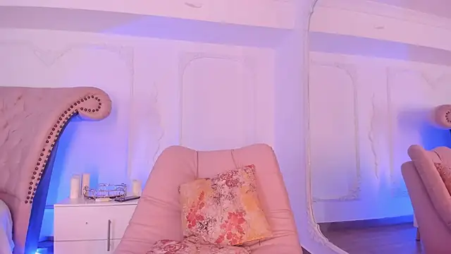 Snapshot of LucianaBlanco_ chatting on May 5, 8:34 pm LucianaBlanco online show from May 5, 8:34 pm