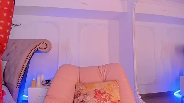 Snapshot of LucianaBlanco_ chatting on May 17, 2:39 pm LucianaBlanco online show from May 17, 2:39 pm