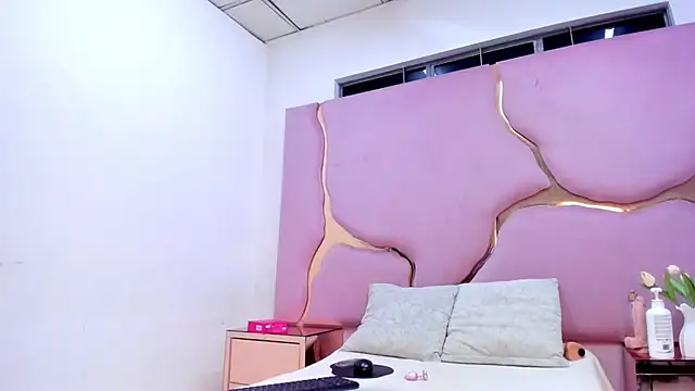 LaurendPink online show from July 9, 2:38 pm