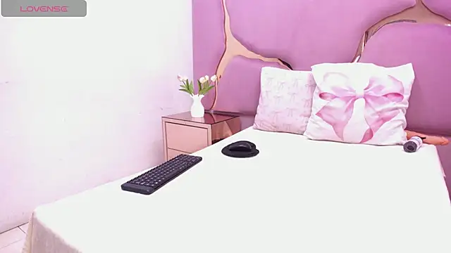 LaurendPink online show from April 7, 1:57 pm