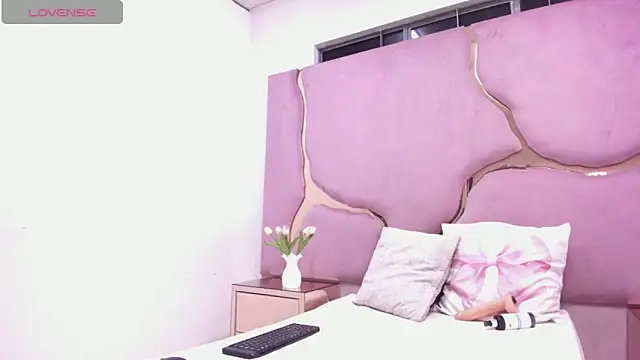 LaurendPink online show from April 12, 1:47 pm