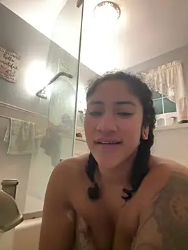Snapshot of LatinaLoka chatting on April 4, 1:34 am LatinaLoka online show from April 4, 1:34 am