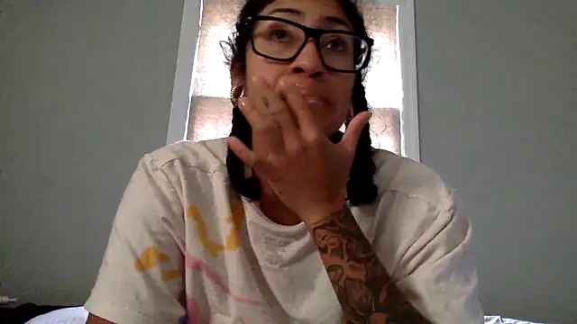 Snapshot of LatinaLoka chatting on March 21, 1:59 pm LatinaLoka online show from March 21, 1:59 pm