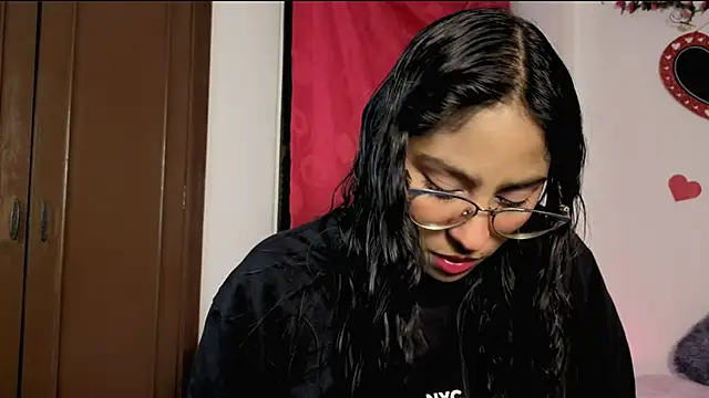 PaulaCutexs online show from May 4, 5:22 am