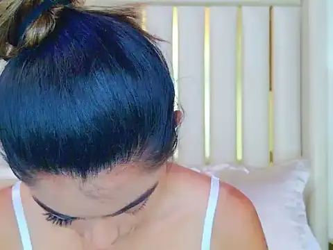 AnnieDesire online show from April 20, 1:45 pm