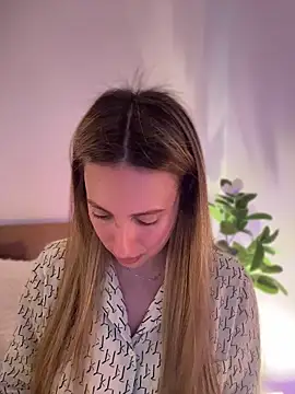 EvaRyen  online show from April 7, 3:36 pm